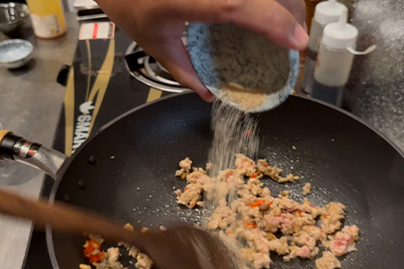 各種調味料を投入していく