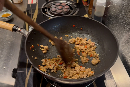 汁が飛ぶまで炒める