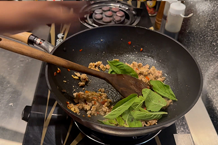 ちぎったバジルの葉っぱを投入