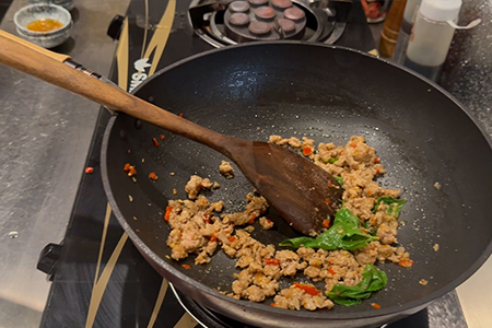火を止めて余熱で炒める