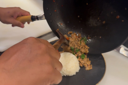 ご飯を丸く盛る