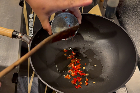 輪切りの唐辛子を投入
