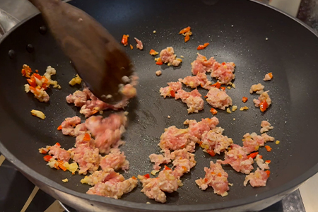 広めながらひき肉を炒める