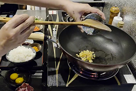 にんにくを入れる