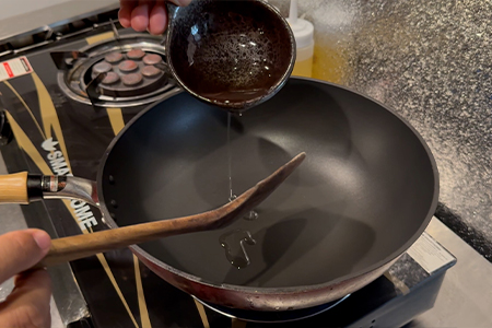 フライパンに油をひきます
