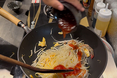 各種調味料を投入していく