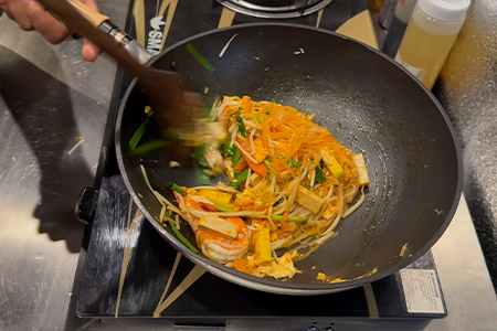 パッタイを皿に盛り付け