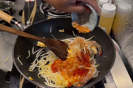 干しエビを投下