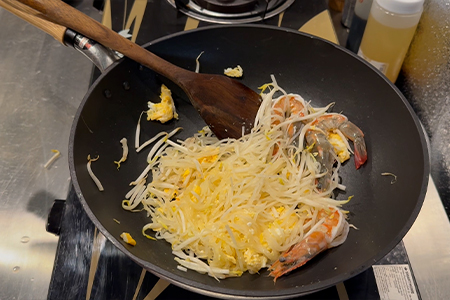 エビの色が変わったら端に寄せる