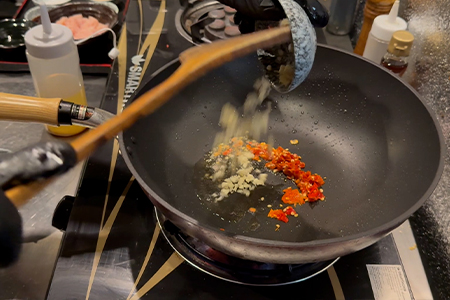 にんにくを投入