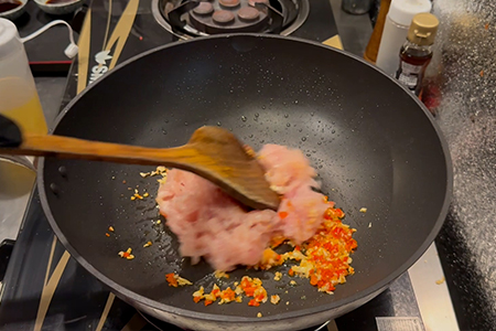 鶏ひき肉を入れる