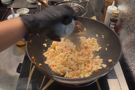 鶏ガラスープの素を入れる