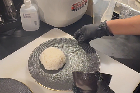 ご飯を盛り付ける