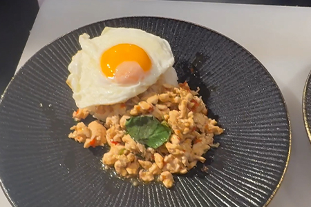 卵とガパオを加えて完成