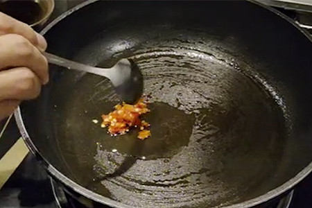 唐辛子を炒める