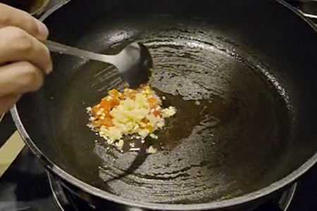 にんにくを炒める