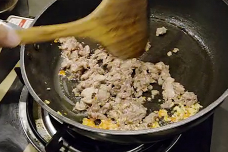 水を加えて炒める