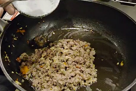 鶏ガラスープの素を追加