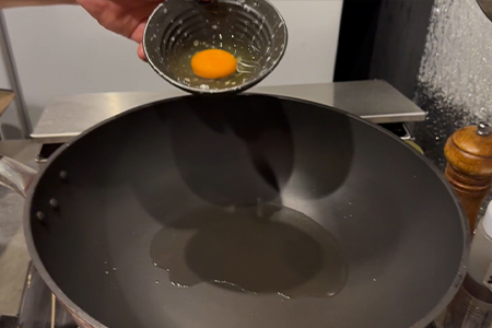 油を敷いて強火で温める