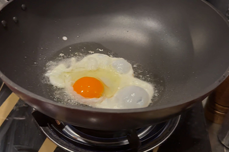 縁がカリカリになったらあげる