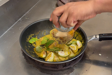 鶏ガラスープの素を追加