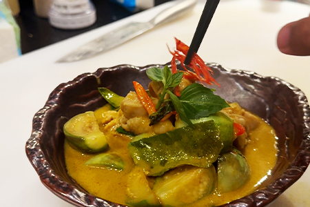 仕上げの葉とバジルを追加