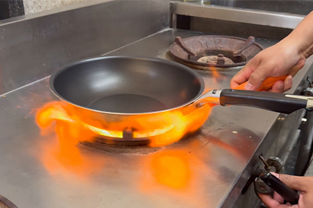 火をつけてフライパンを温める
