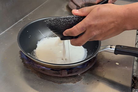 ココナッツミルクを投入