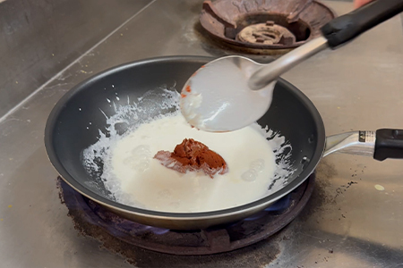 マッサマンペーストを炒める