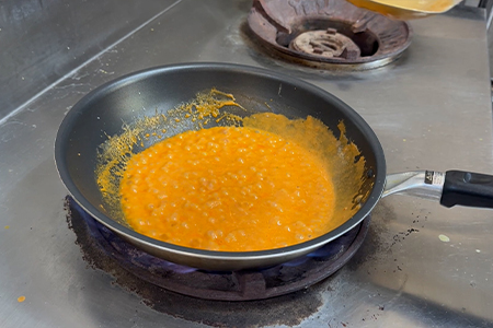 香りが立つまで1〜2分炒める