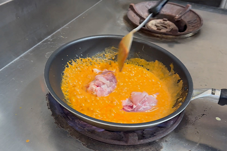 鶏肉を入れて炒める