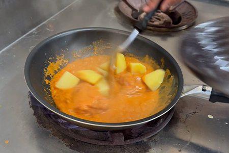 じゃがいもを入れて煮る