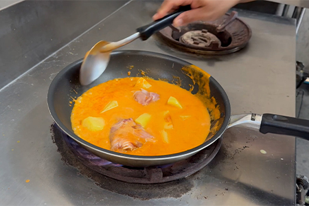 材料を15-20分ほど煮込む