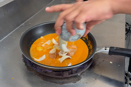 じゃがいもを入れて煮る