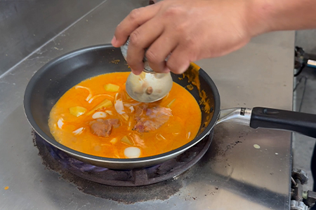 材料を15-20分ほど煮込む