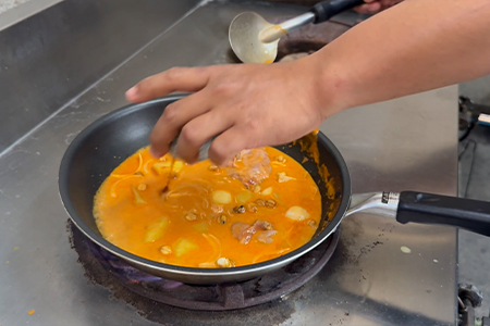 ナンプラーを入れる