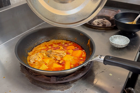 材料を15-20分ほど煮込む