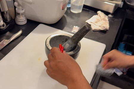 唐辛子を入れる