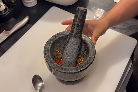 唐辛子をつぶす