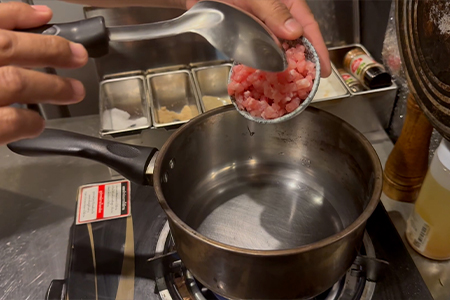 ひき肉を炒める