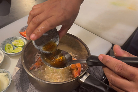 ナンプラーを入れる