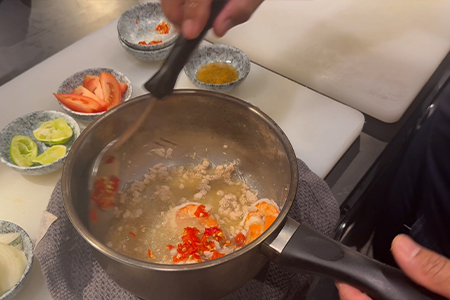 材料を混ぜて炒める