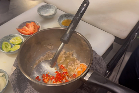 唐辛子を加える