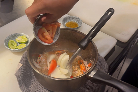 トマトを加える