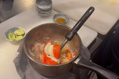 材料を混ぜて炒める