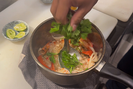 パクチーを加える