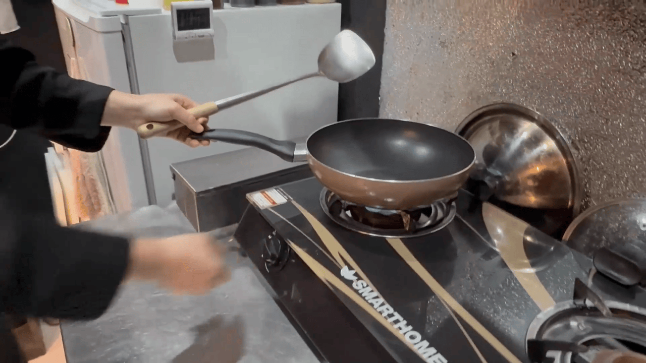 目玉焼き用の油を熱する