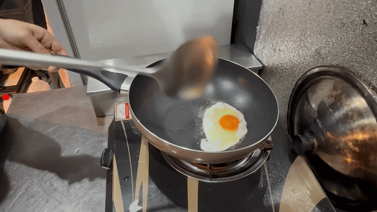 目玉焼きを焼く