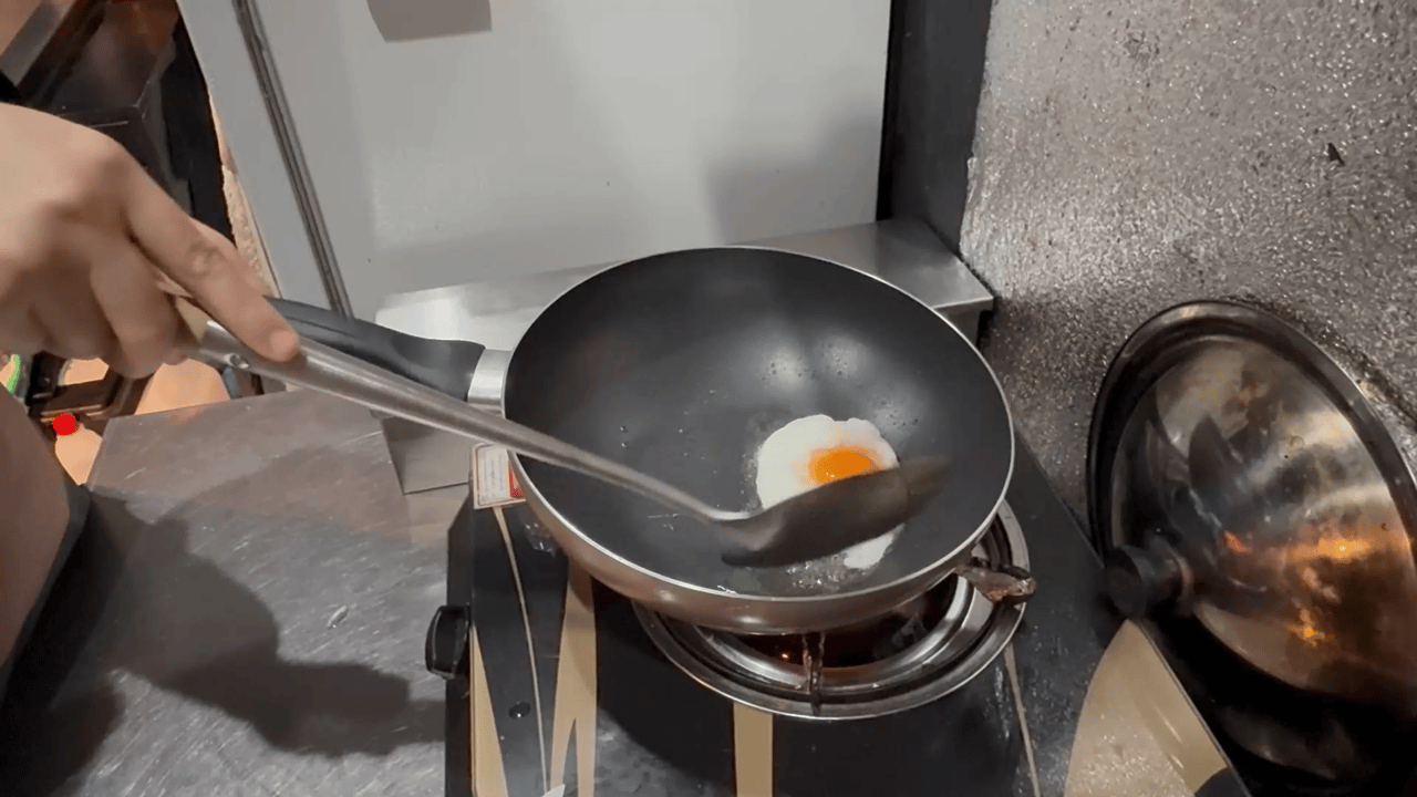 目玉焼きを仕上げる