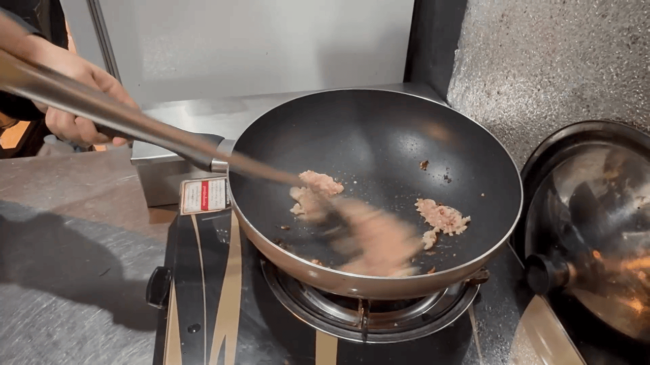 鶏ひき肉をフライパンに加える